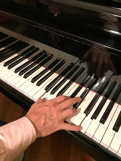 main sur le piano